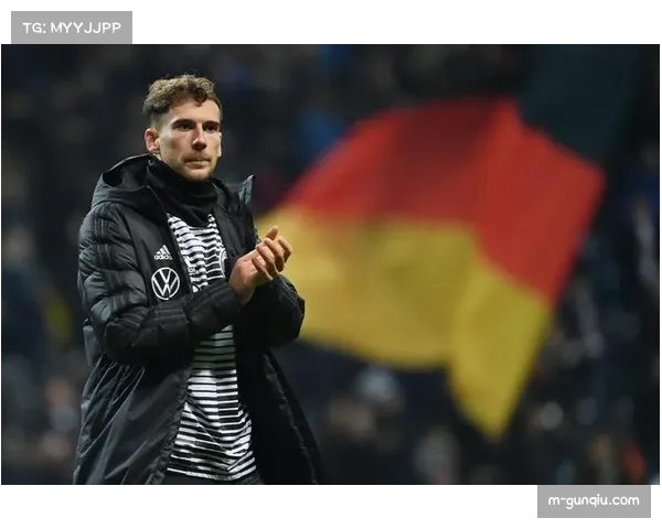 特写：伤愈复出的格雷茨卡在训练中主导中场转换演练